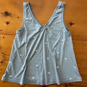 🐝 Like New Gray & White Bumble Bee Flowy Tank Top